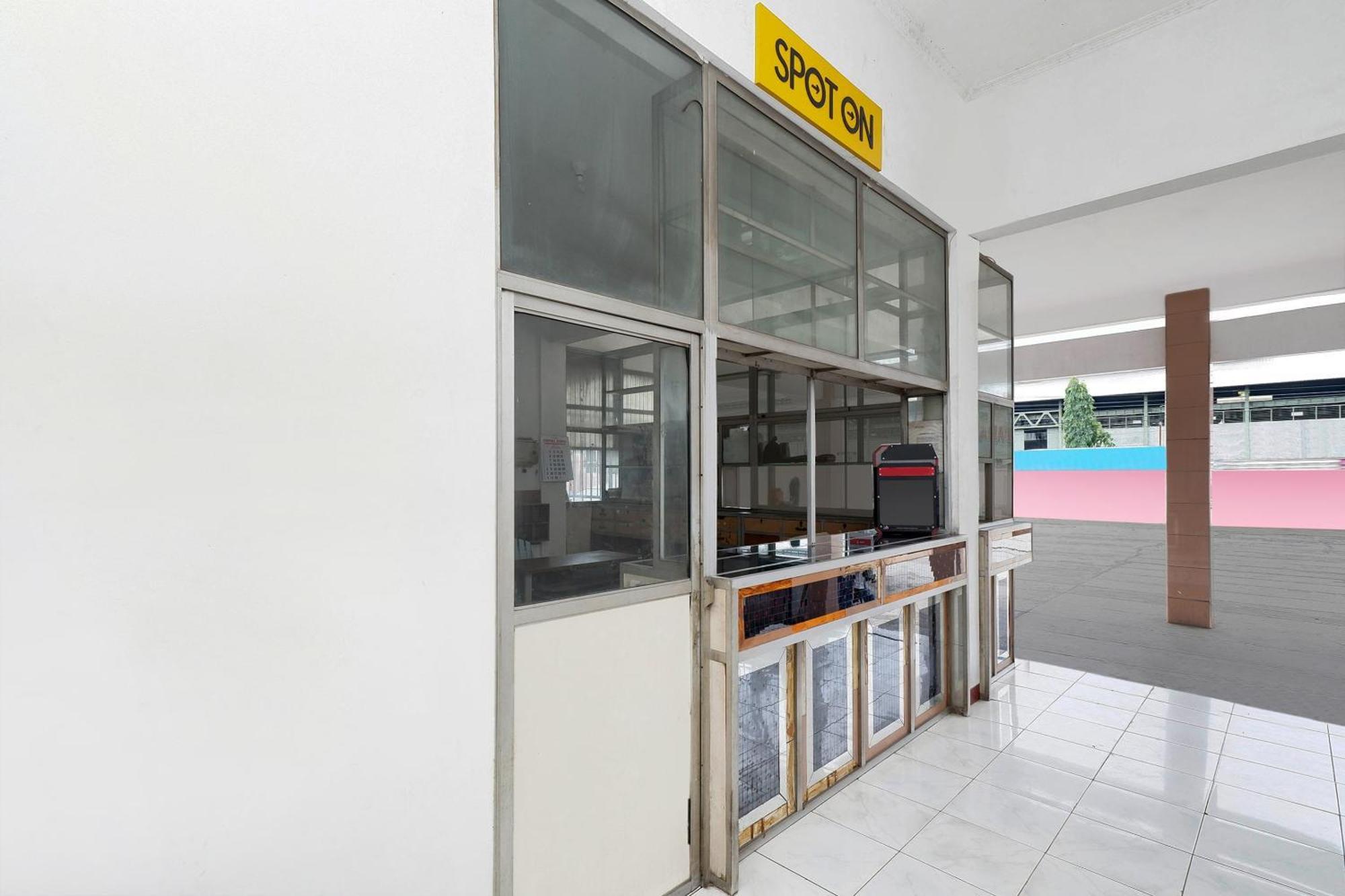 Spot On 2289 Hotel Saudara Tegal  Exterior foto